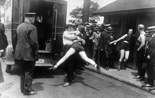 decosmonaute's tweet photo. "Las feministas de antes eran las de verdad, las que no hacían destrozos, las de ahora, las feminazis que hacen quedar mal el movimiento." Abro hilo. https://t.co/niUdJWHmSg