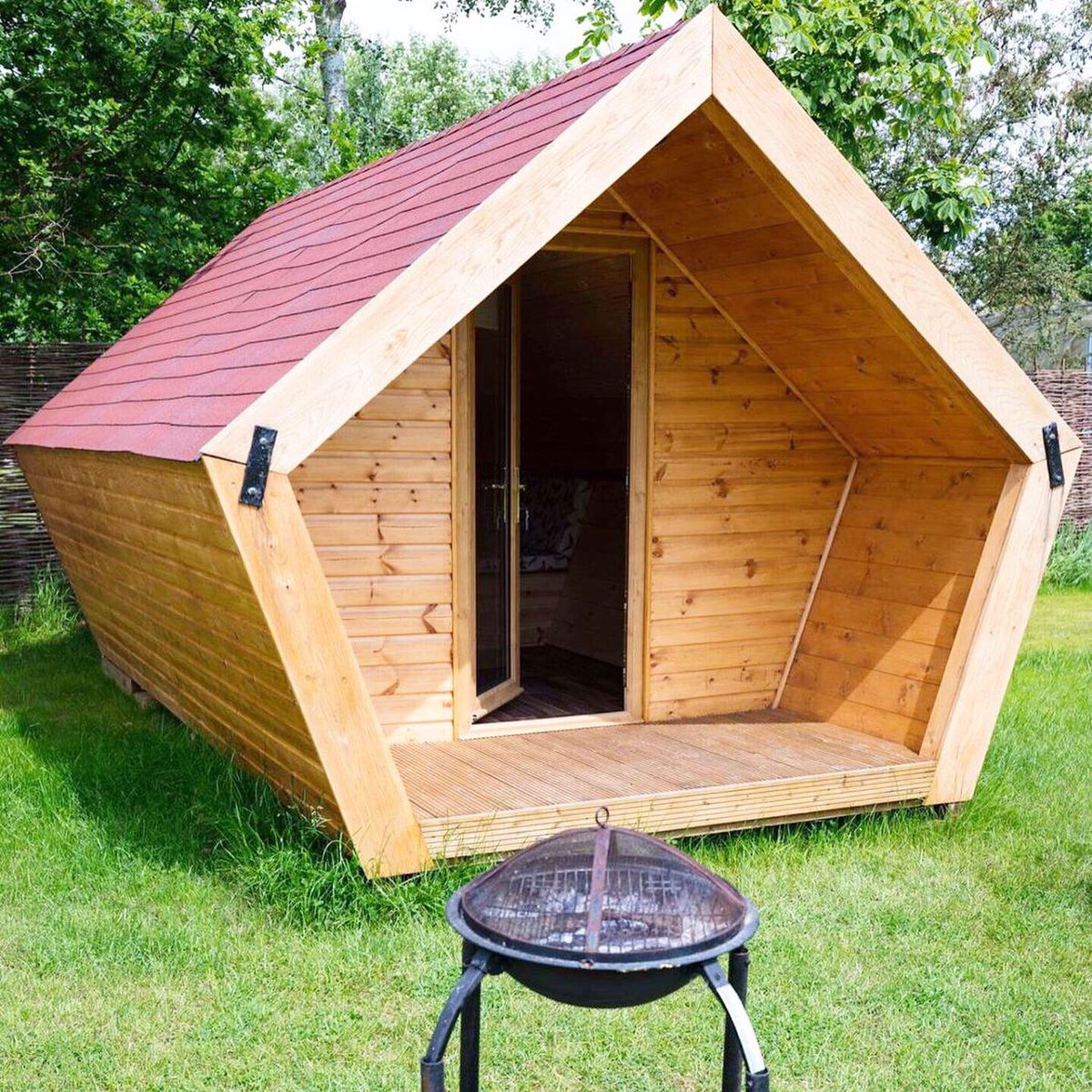 broadscamping's tweet photo. Fancy camping under the stars but still need a few extra home comforts? Our ‘Pod Father’ hut is not only a fantastic introduction to the world of camping, but it’s our only hut here at Hickling with that added luxury of electricity...plus a few extras!😋🍿⚡️🏕✨ #glampingnorfolk https://t.co/hKrn1Z99yY