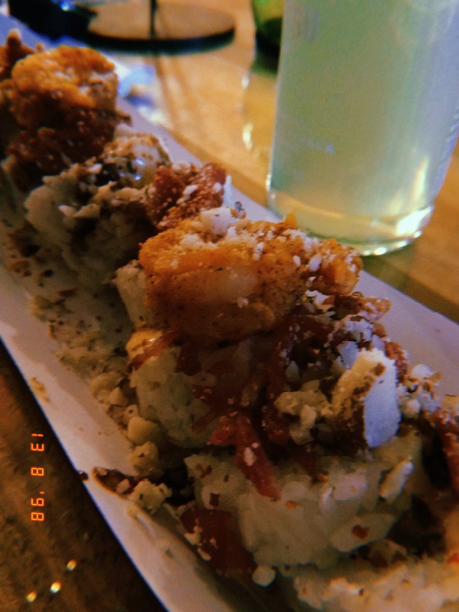 TitoCamelas's tweet photo. ahora en #musabistrobar #sushimasterco Roll LionHeart https://t.co/Wd9hNAdJgs