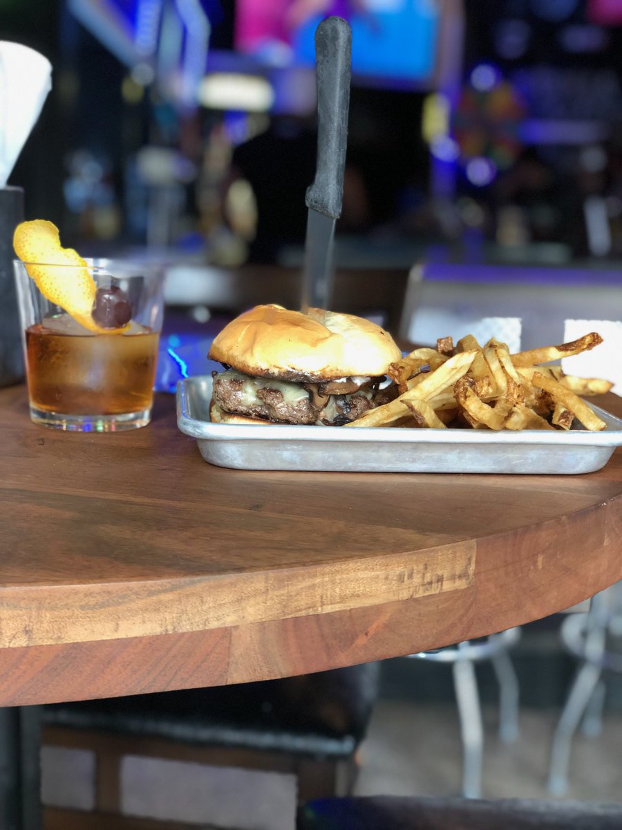 FoursOnHigh's tweet photo. $6 Old fashioned. $6 Burger. Trivia. Every Tuesday. Come get it! #foursonhigh #asseenincolumbus #614eats #columbusfoodies #lifeincbus #cbusfood https://t.co/bqMOe4kCEa