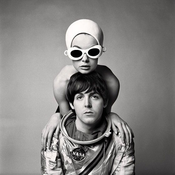 Twitter पर Wendy O'Rourke: "Paul McCartney wearing a NASA Mercury spacesuit  with Jean Shrimpton in a series of images shot by Richard Avedon in April  1965 for Harper's Bazaar. https://t.co/aKO4WiIA16" / Twitter