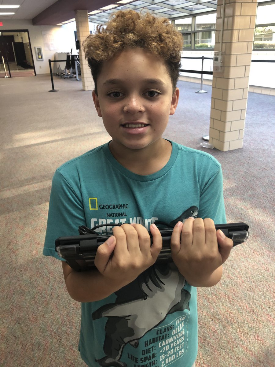 MrsOswald1's tweet photo. The @Hamfamwildcats 5th graders are SUPER excited to get their #leadmoline chromebooks! #hamfam #molinepride https://t.co/2IVVN3G5Uj