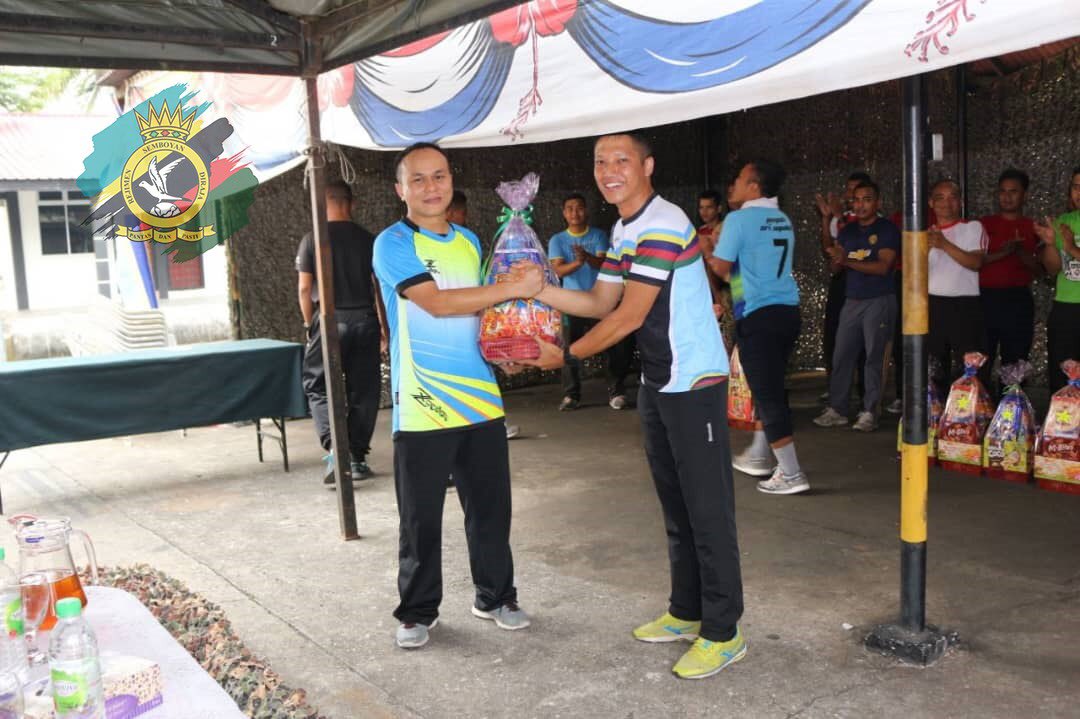 RSDrasmi's tweet photo. MELAKA, 9 Ogos 19-10 SSB (Para) telah mengadakan Karnival Sukan dengan perasmian pembukaan oleh Ketua Skn, Lt Kol Marvine anak Gep. Objektif utama karnival ini adalah untuk memupuk semangat kesukanan di kalangan anggota &amp; mengeratkan semangat setia kawan antara satu sama lain. https://t.co/Zl2Xw11zPI