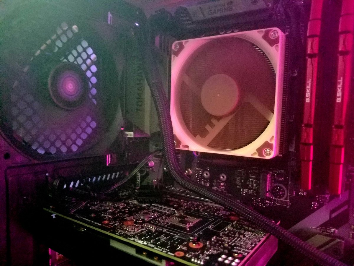 AndroidPriest's tweet image. Detail shots w my overhead lighting on ;w; 

#myfirstpc #pcbuild #pastelkeycaps #pastel #vaporwave #OutRun #synthwave #cyberpunk #aesthetic