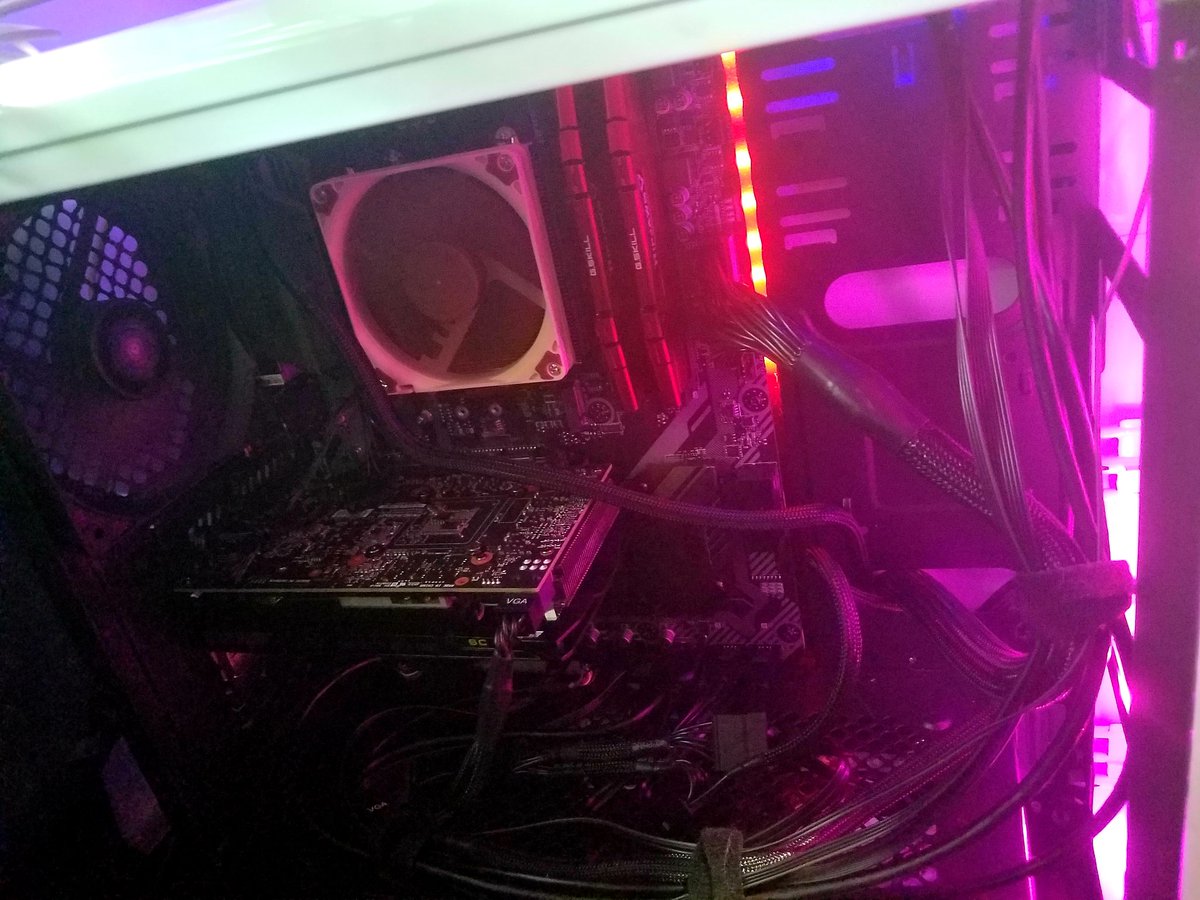 AndroidPriest's tweet image. Detail shots w my overhead lighting on ;w; 

#myfirstpc #pcbuild #pastelkeycaps #pastel #vaporwave #OutRun #synthwave #cyberpunk #aesthetic