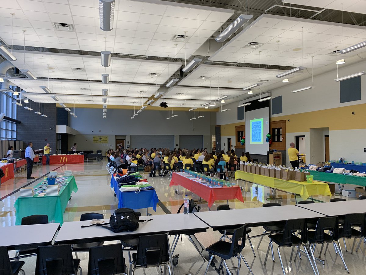EdTechSmith's tweet photo. This is how it all started out today... and just like that... it was over. Put another #rledtech19 Summit in the books. Prizes, people and 🍕 pizza... a winning combination. @rlschools https://t.co/avk4OMCFTI