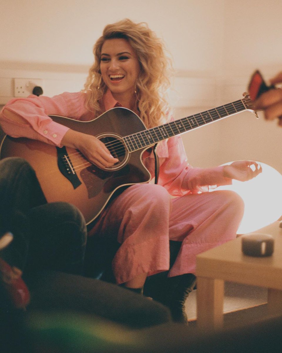 torikelly's tweet photo. throwback to london / mood since the album came out🥰 https://t.co/wJZt9ZaBH0