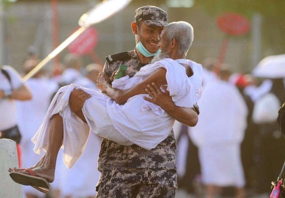Reflections1987's tweet photo. " عن الإنسانية نتحدث "
لله دركم وعلى الله اجركم .
#كلنا_في_خدمة_ضيوف_الرحمن #الحج_1440 
#نجاح_موسم_الحج  🕋 https://t.co/tZW9dPp0vd