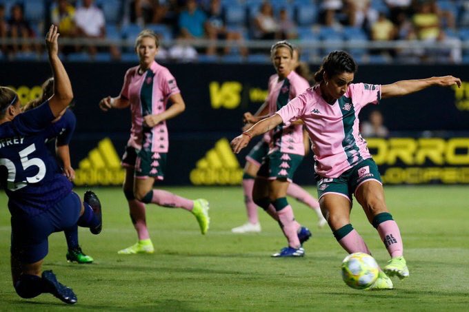 BetisZone's tweet photo. ⚽️ PRETEMPORADA | El #BetisFeminas cae derrotado en el #TrofeoCarranza ante el Tottenham por 1-2. Buena imagen de las guerreras verdiblancas en un partido donde tuvieron varias ocasiones de gol. Riguroso arbitraje el recibido. Marcó Marta Cazalla ✅💚👍🏻 https://t.co/DHikI9RC1x