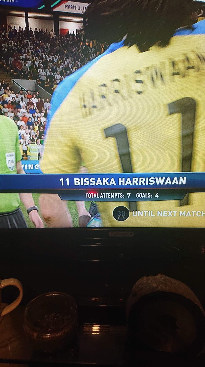 KushwaveFc's tweet photo. HarriswaanBissaka walks away tonight with the match ball as fan's at the kushwave konnect witnessed the striker score 4 goals in the final game of the night stepping up to his #100mill price tag.
#proclubs #easportsfifa #ps4 #kushwavefc #proclubs #Harriswaanbissaka https://t.co/tch7s1LUEn