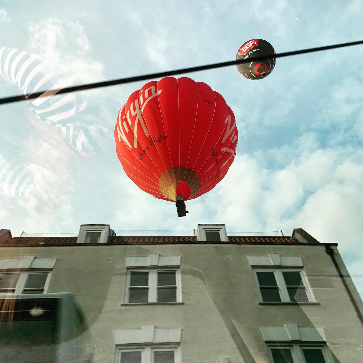ExpertsNothing's tweet photo. Sometimes we take for granted how lucky we are to live in Bristol and be greeted with this very cool sight on our way for ice cream this evening! π#bristol #balloon #bristol247 #visitbristol #hotairballoon #virginballoon #virginballoonflight @VirginBalloons #friends #catchup https://t.co/UAshQm6bKk