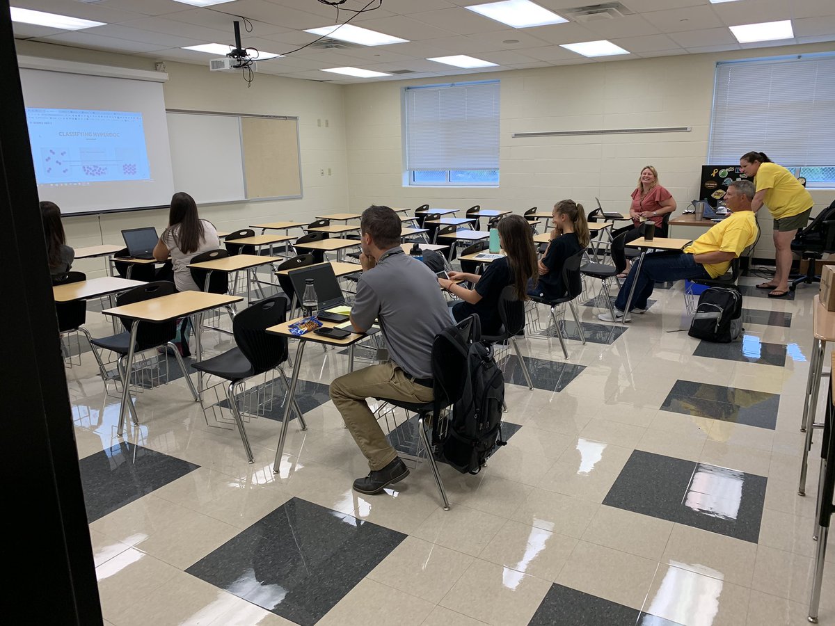 EdTechSmith's tweet photo. Mad skillz today from the Ellis Ladies! Like mother, like daughters... they all shared their excitement with others. Lead Learners and natural born teachers... they never disappoint. @Mrs_Ellis_  #rledtech19 @rlschools @DAISCommunity #weezie https://t.co/DaUZQya7h6