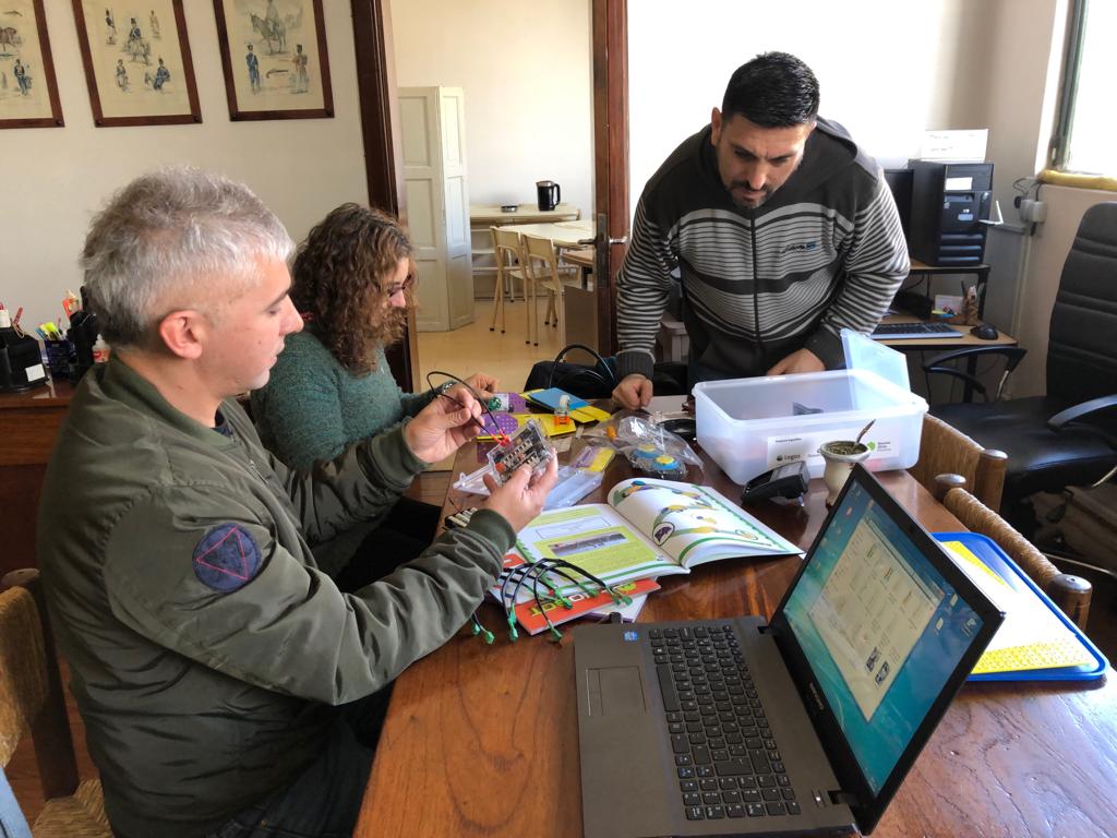 mardanielmdp's tweet photo. Armando y explorando el funcionaniento de los kits de robótica entregados al CIIE Mar Chiquita, pronto a ser utilizados en los cursos de programación @BAeducacion #etrtic #edurobotica https://t.co/bCIMujrpQP