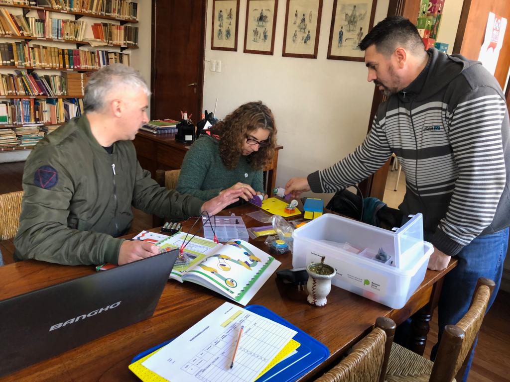 mardanielmdp's tweet photo. Armando y explorando el funcionaniento de los kits de robótica entregados al CIIE Mar Chiquita, pronto a ser utilizados en los cursos de programación @BAeducacion #etrtic #edurobotica https://t.co/bCIMujrpQP