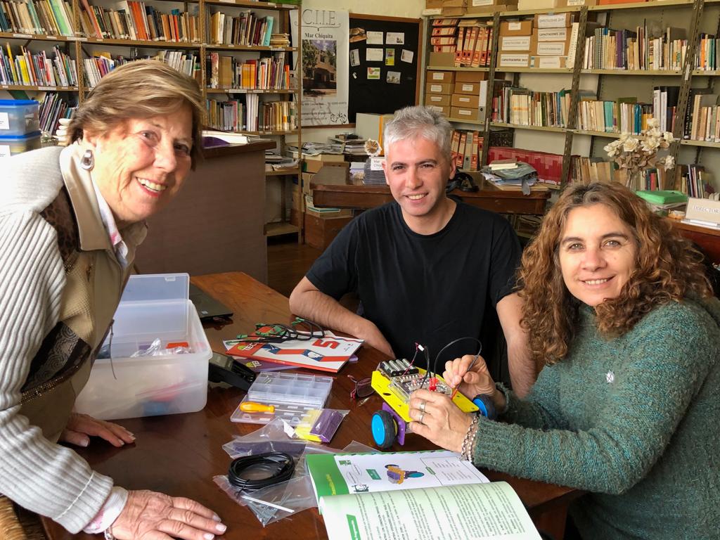 mardanielmdp's tweet photo. Armando y explorando el funcionaniento de los kits de robótica entregados al CIIE Mar Chiquita, pronto a ser utilizados en los cursos de programación @BAeducacion #etrtic #edurobotica https://t.co/bCIMujrpQP