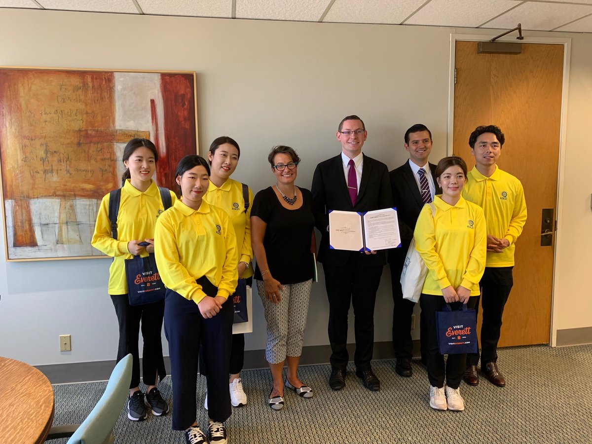 MayorCassie's tweet photo. It was an honor to meet these amazing volunteers! World Mission Society Church of God volunteers and ASEZ WAO  student ambassadors from Korea partnered with our Public Works team earlier this month to clean up along Evergreen Way - Thank you for your service and partnership! https://t.co/BBAYwJLEB5