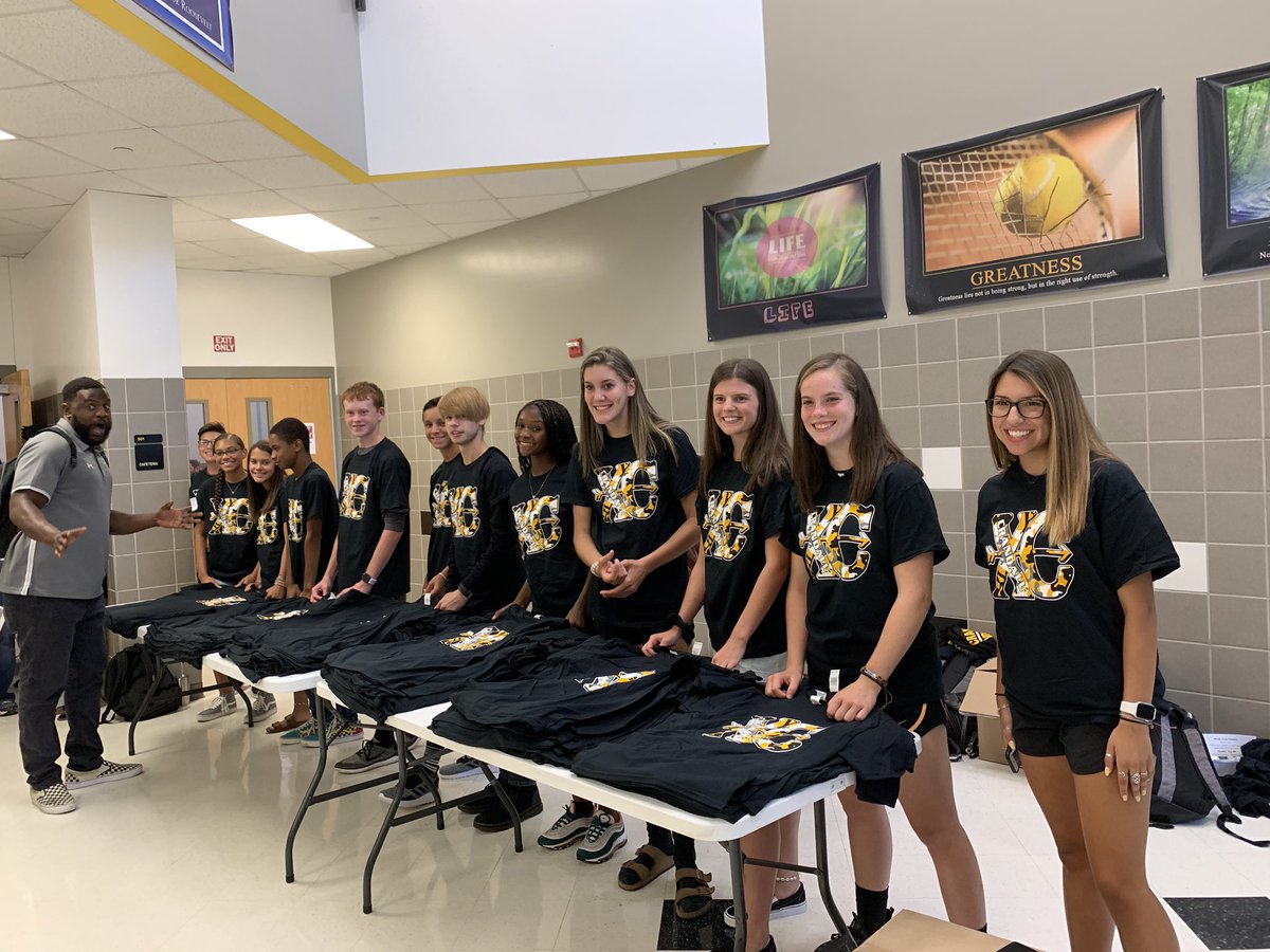 StacyRanno's tweet photo. Our Pirates XC team showing some love to the HS Faculty by giving them this years XC T-shirt!! #competingwithpurpose #CrandallXC @PiratesField @CrandallHS @CrandallSports @brad_scoggin https://t.co/IXwElyZrbh