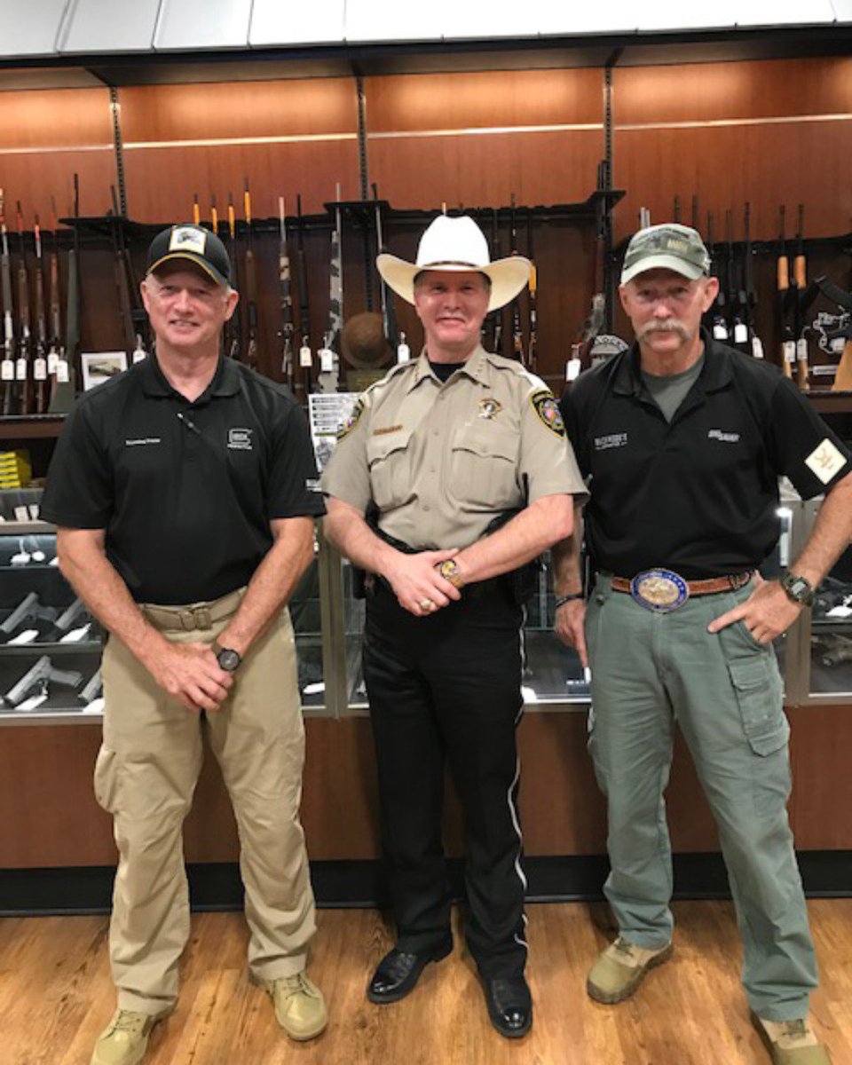 buckdoestx's tweet photo. Sheriff Reynolds from Comal County paid us a visit last night! We had a full house! What a great event filled with amazing people! #buckanddoesmercantile #womenrepublicans https://t.co/0y3Fsr1DtB