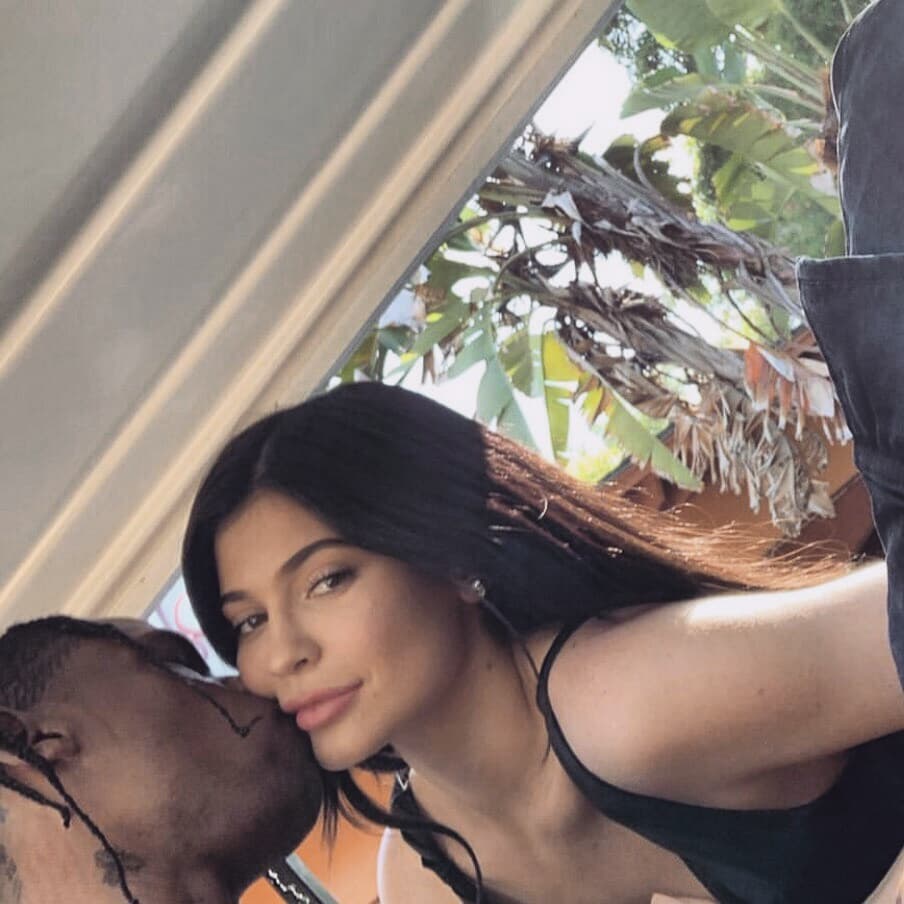 pedestrian's tweet photo. Kylie Jenner x Travis Scott https://t.co/rFSkZaPfbu
