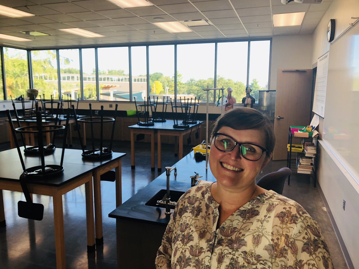 lpssci's tweet photo. What an amazing facility and group of educators @LPSScienceFocus @LincolnZoo with a view #firstdayLPS #NewSchool #CustomScopeBags https://t.co/podHTs1uqi