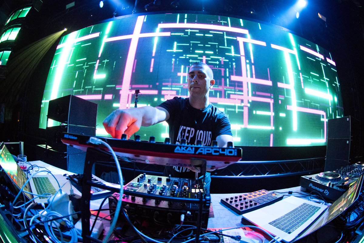 GOttaviani's tweet photo. Vancouver the other day was something else 🔥🔥🔥🔥🔥
@davischu
@solidevents
@harbour_vancity https://t.co/1BEGcnVtZd