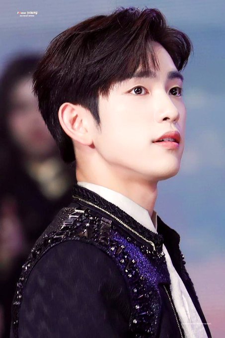 Koreaboo's tweet photo. Jinyoung is here to remind you that Prince Charming isn't just a fairytale character🤴🏻💖 https://t.co/IVQQkBALxX