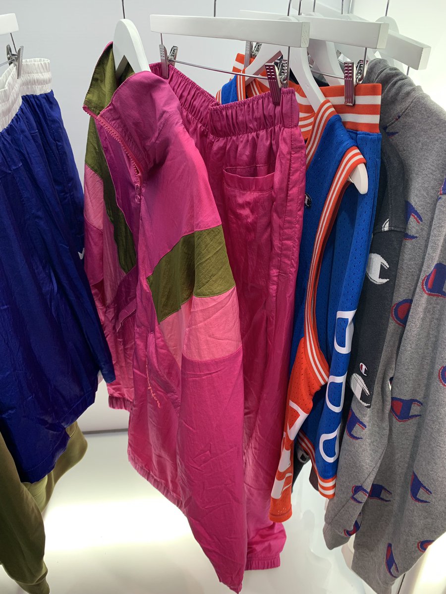 KristenClassi's tweet photo. 90’s prints and colors still going strong! #Magic2019 @npdstyle @npdgroup https://t.co/KjRVEsPaW7