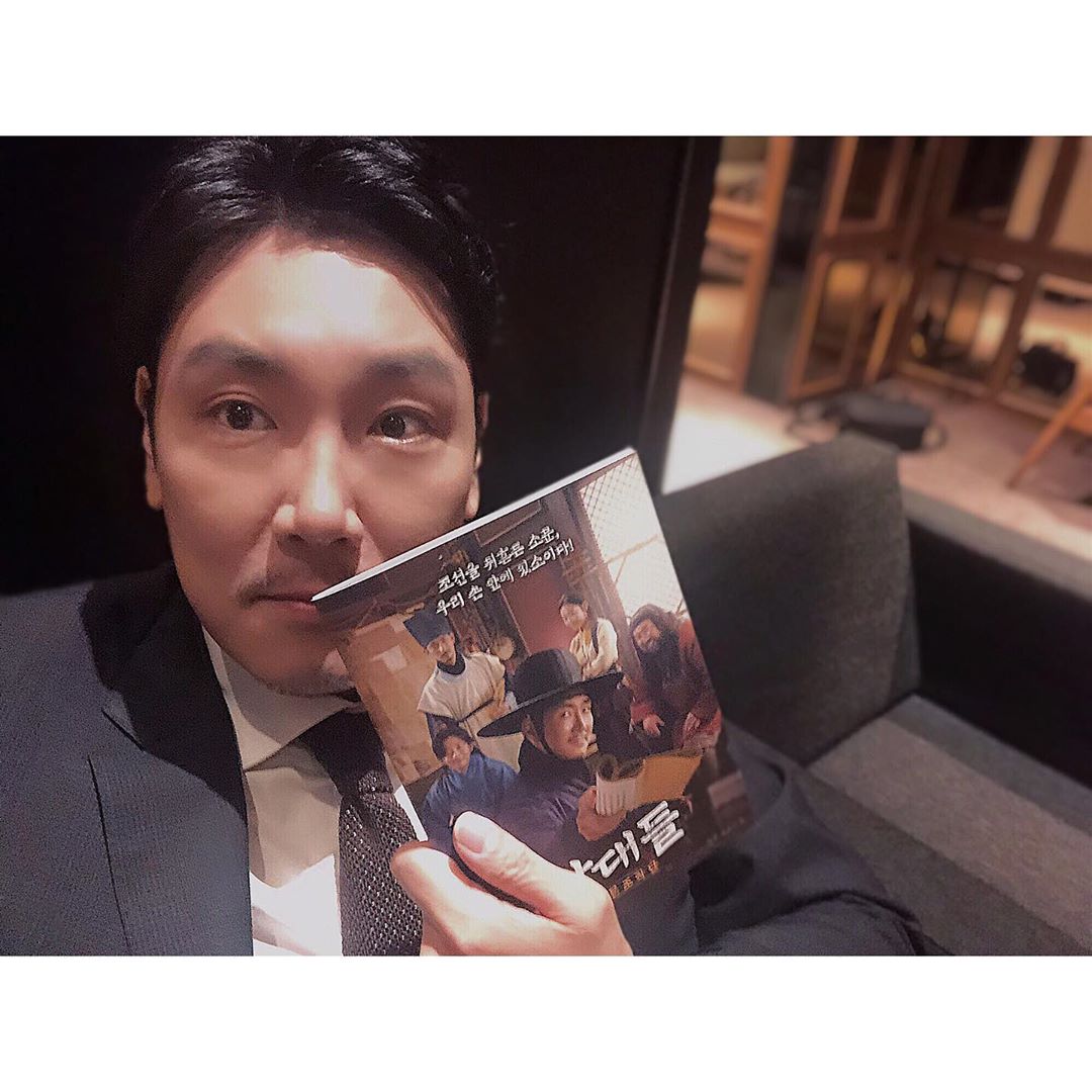 pit_apan's tweet photo. 수트봐..흑흑 https://t.co/rXtUjp4hY7