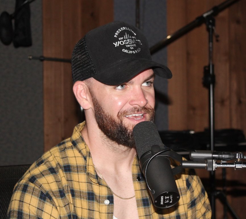 ccusa's tweet photo. Got to chat with @DylanScottCntry today, who has two new projects #NothingToDoTown and a tribute album to the late Keith Whitley. Plus he & his wife are expecting a baby girl! https://t.co/C9wrKevYYi