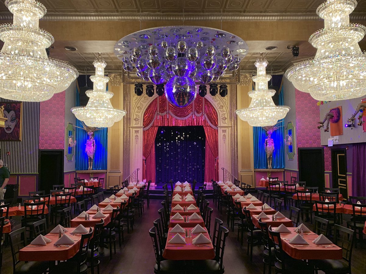 Lisa_Fielding's tweet photo. A new #Drag and dining experience is making its home in #Chicago’s #SouthLoop ! Tune in tomorrow @WBBMNewsradio as we get our first look inside @LipsChicago ! 💋 #LipsChicago #DragQueens https://t.co/Yx9KcY45JI
