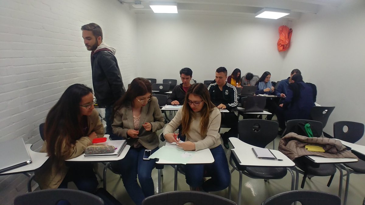 loreflorez18's tweet photo. Hoy desde la clase #Legaltech2019 mis estudiantes muy creativos en la sesión de ¿cómo funciona Internet? https://t.co/CMdj3VUovn