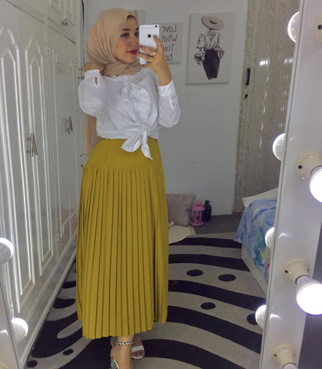 ModestxFashion's tweet photo. don’t know what to wear this summer? yellow maxi skirt with a simple white t-shirt. Fresh, classy and modest. credits: @hananaalhakeim instagram #hijabi #hijabioutfit #modestfashion #modesty #summertrend #ootd https://t.co/vzPvzpnGmW