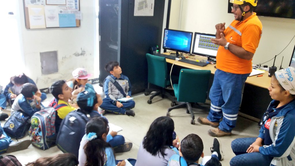 Delegación del 5to EGB de la Unidad Educativa Loma Linda participa del programa #HéroesDeEficienciaEnergética destinado a incidir en los hábitos de consumo de los escolares de Santa Cruz. La Lcda. Johana Villacis supervisó las actividades de los funcionarios de la #EEPG 
💡🌎☀️🇸🇱