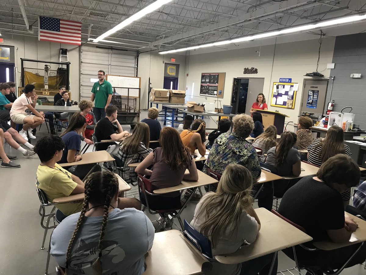 LCHS_SkillsUSA's tweet photo. LCHS SkillsUSA Advisors team up to teach students in the CTE programs about SkillsUSA and how it can benefit each student, whether it be through club activities, competitions, or future endeavors. @LCHSone @ShannwatWatson #lcsspraise @pamelabonee @silver_satchel @EngineerTchr https://t.co/Iv4AeGaew8