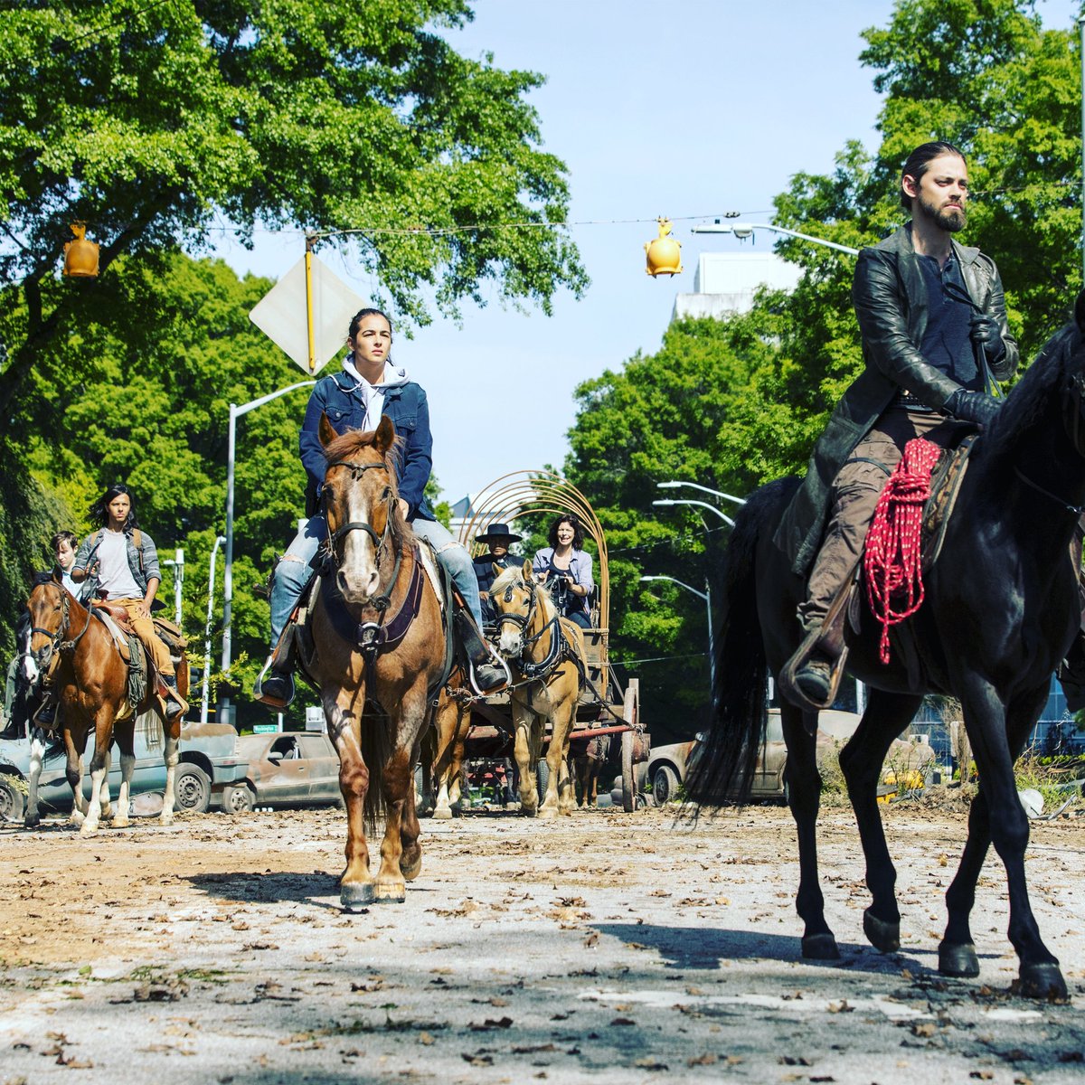 TWDUniverse__'s tweet photo. #TBT #TWD9 Episode 1 #jesus #tara #Marco #Anne #Jadis and horses 🐎🐎 @AlannaMasterson @justanactor @itsgustavogomez @PollyAMcIntosh 📷 Van Redin/AMC #TWD #TWDS10 #TWD10 #TheWalkingDead #TWDFamily #FearTWD #FTWD #FTWDS5 #TalkingDead #TWDRewards #FTWDFamily @WalkingDead_AMC https://t.co/9B6VjZJH6H