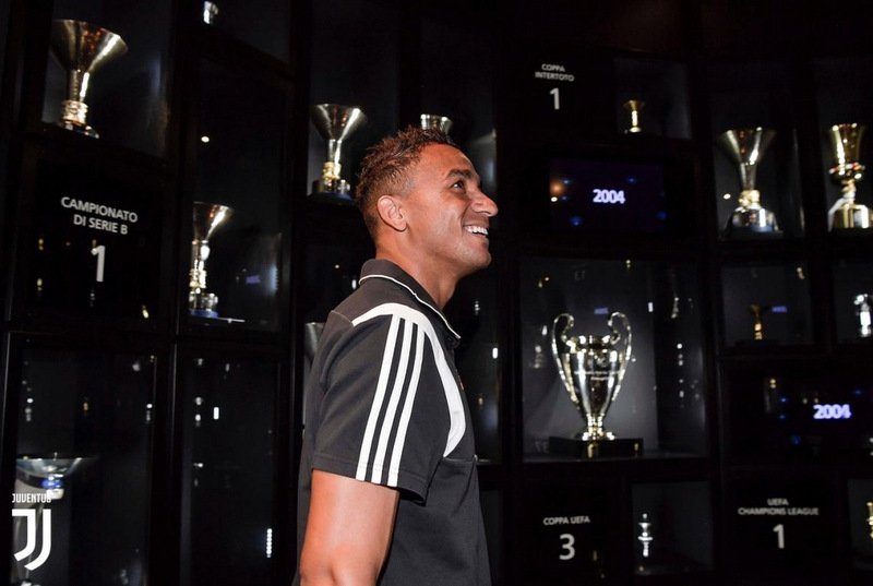 JuventusFCArg's tweet photo. #WelcomeDanilo: 📸 La visita 👣👀 de Danilo Luiz 🇧🇷 al #JMuseum. ⬇ https://t.co/w3Q3Rhmbqs
