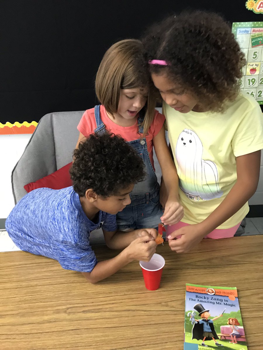 KLevineFL's tweet photo. Levine’s Leaders synergizing to save Fred the worm! Cheers of success all around! @HCPSLanier #BetterTogether #3rdgradelightstheway https://t.co/R0lOxQfitp