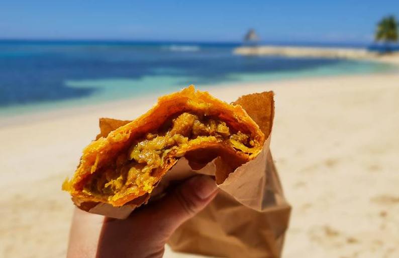 MundoVerde_SOS's tweet photo. ¿Un mordisco a este Patty con esta vista a nuestras perfectas playas de #Jamaica? ¡¡¡Sí, por favor, esto es una combinación perfecta!!! https://t.co/ko3XbeNmzv
#OneLoveDestination https://t.co/XwhPbF2xOl