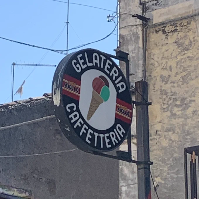 〜リアがつくと大体店の名前。ジェラート屋はジェラテリア、ピッツァ屋はピッツェリア、パスティッチェリアは小さいお菓子屋、パン屋はパネッテリアです。リストランテもイタリア語。英語のレストランの元です。リストランテ(オシャレ)&gt;トラットリア&gt;オステリア(大衆食堂)って感じです? 