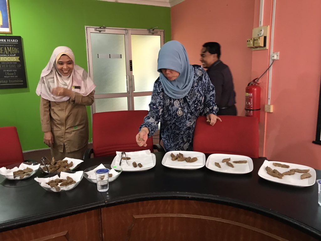 KamariahLong's tweet photo. Lawatan ke MARDI Kuala Terengganu sempena uji rasa keropok lekor MARDI yang baharu.

#FromLabToTable
#OurFoodOurFuture
#betterMARDI https://t.co/d06TBLV3go
