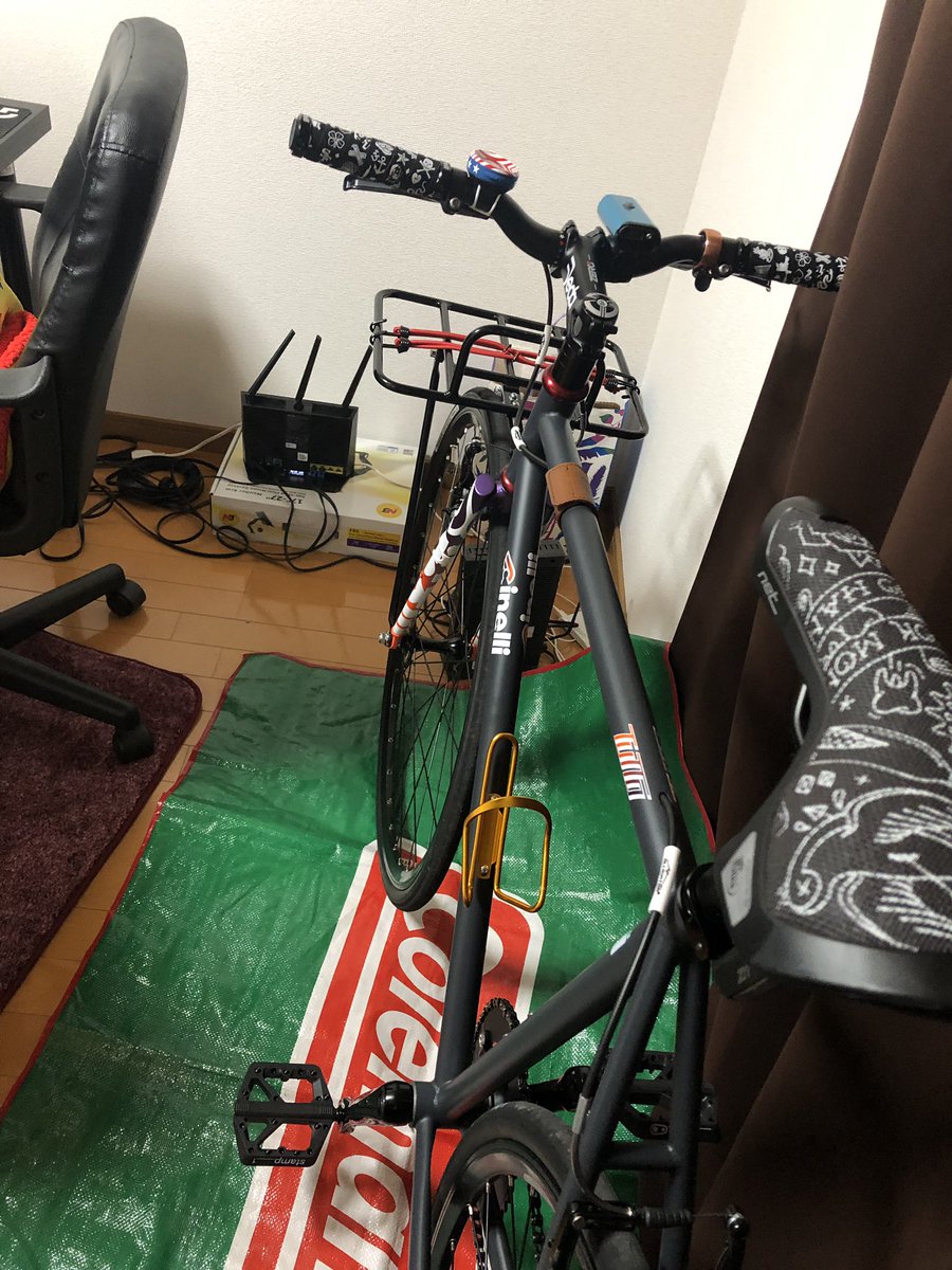 trek0325's tweet photo. バラ完で2ヶ月、ようやくcinelli tutto納車しました。クランクとチェーンリングがエロい。ロードバイクはしばらくお休みです。tuttoに合わせてChromeバラージとサガンキャップも購入。これで私もニューヨークメッセンジャー！#納車 #cinelli #Chrome #固定ギア #シングルスピード https://t.co/nonuFSZgEM