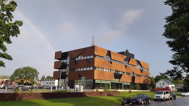 Sahkoverkko's tweet photo. Huomenta, sateenkaaren päästä ei tänä aamuna löytynyt aarretta vaan Tikkurilassa sijaitseva toimitalomme. #sähköverkko #Vantaa #sateenkaari https://t.co/uT6myHRIYu