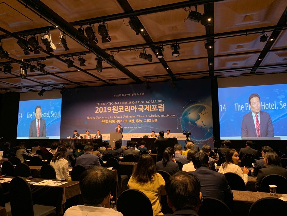 gpfkorea's tweet photo. <2019원코리아국제포럼>
"AKU(#통일천사)는 한국 뿐 아니라 #재외동포 분들과 함께하는 통일운동을 만들어가고 있습니다." 

여러 #시민사회 현장에서 모범사례를 만들어가고 계시는 #활동가 분들의 사례를 공유하는 동시세션을 시작하고 있습니다. 

#코리안드림 #KoreanDream #시민사회 #통일운동 https://t.co/h5dvkDKKz6