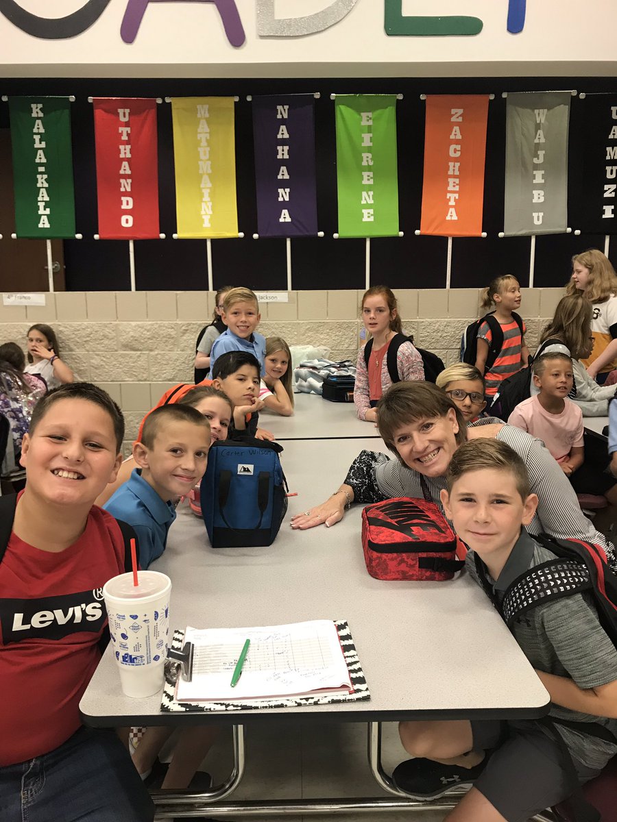 Jackson4thgrade's tweet photo. It’s day 1 of 2019-20 school year! Amazing group of kiddos! Gonna be a great year! #GISD1stDay #mambrinoSTEAM #10Houses1Family https://t.co/OU0WraiwKy