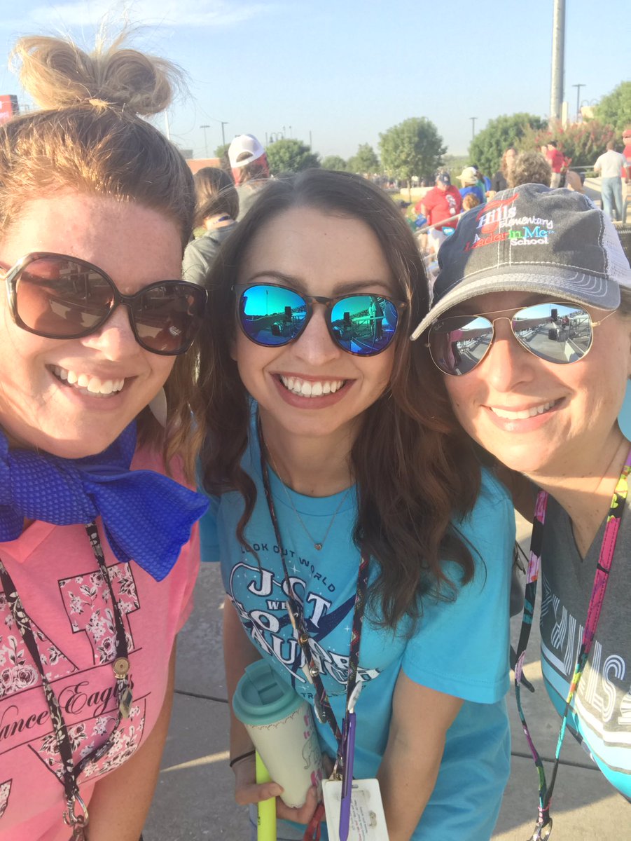 kspring04's tweet photo. Love when #teamfluky can reunite!!! Love y’all!! Have a terrific year!!!♥️♥️♥️😍🎉🎉🎉🤩🤩 @marisatindel @a_mooneyham https://t.co/79SINGjfyp