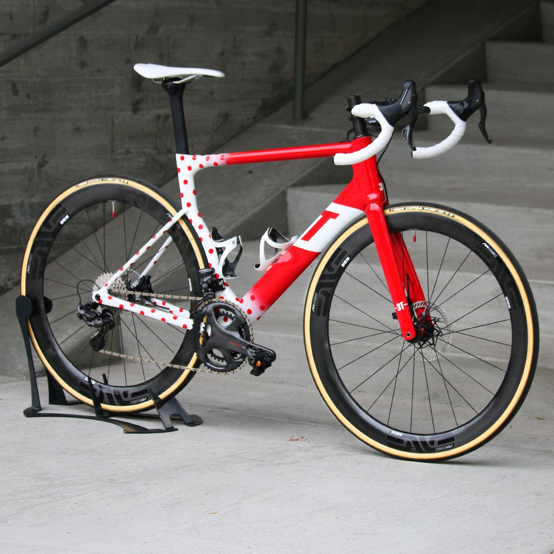ContenderBikes's tweet photo. For many, polka dots conjure feelings of nostalgia. For us, it is the symbol of climbing prowess, and this custom @3Tbike  Strada Ready to Paint with @campagnolosrl Super Record EPS is the perfect foil. #3Tstrada #readytopaint #superrecordeps https://t.co/w07t8p0d2N
