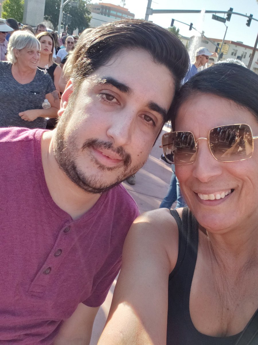 CTeutimez's tweet photo. Waiting to see if we win #GarthBrooks tickets #Bakersfield #Kuzz #Countrymusic #DiveBarTour https://t.co/kiSlwbqypO