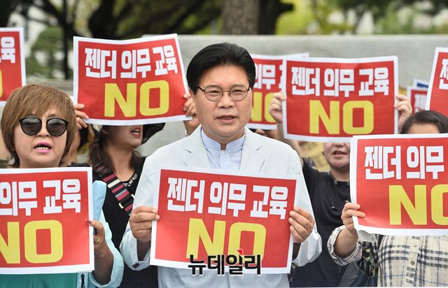 feminist34686's tweet photo. 최근에 연세대 인권교육이 필수로 개설되었는데 성평등을 걸고 넘어지고 있다. 해당 과목을 맡은 김현미 교수는 석학임에도 메갈리아를 옹호했다고 메갈교수라는 공격을 받고 집중포화 대상이 되는데 학교 내에서도 보호되지 않는다. 아무리 세계적으로 저명한 교수여도 여성은 설 자리가 없다. https://t.co/D8PnPgOzIF
