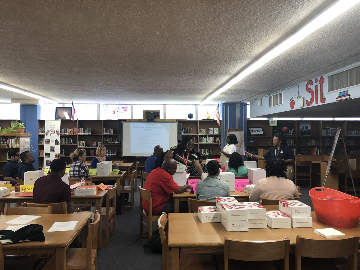PatrickHenryMS's tweet photo. 🙂Started day 2 with a sing 🎤 🎶 off contest! @PatrickHenryMS has talent!! Handbook, IAT, New Ts Luncheon and more.... #preserviceweek https://t.co/6dsJfbY97m