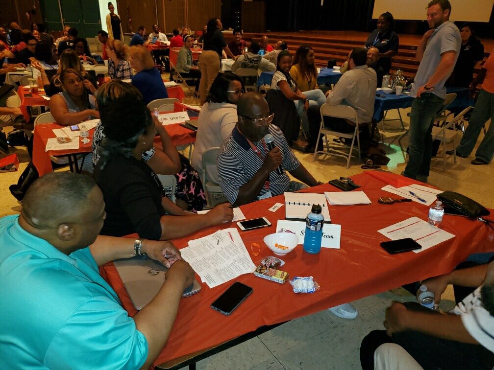 PatrickHenryMS's tweet photo. 🙂Started day 2 with a sing 🎤 🎶 off contest! @PatrickHenryMS has talent!! Handbook, IAT, New Ts Luncheon and more.... #preserviceweek https://t.co/6dsJfbY97m